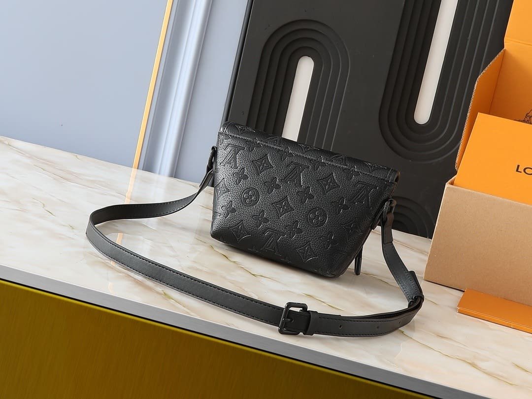 Louis Vuitton M12636 Pulse Wearable Wallet