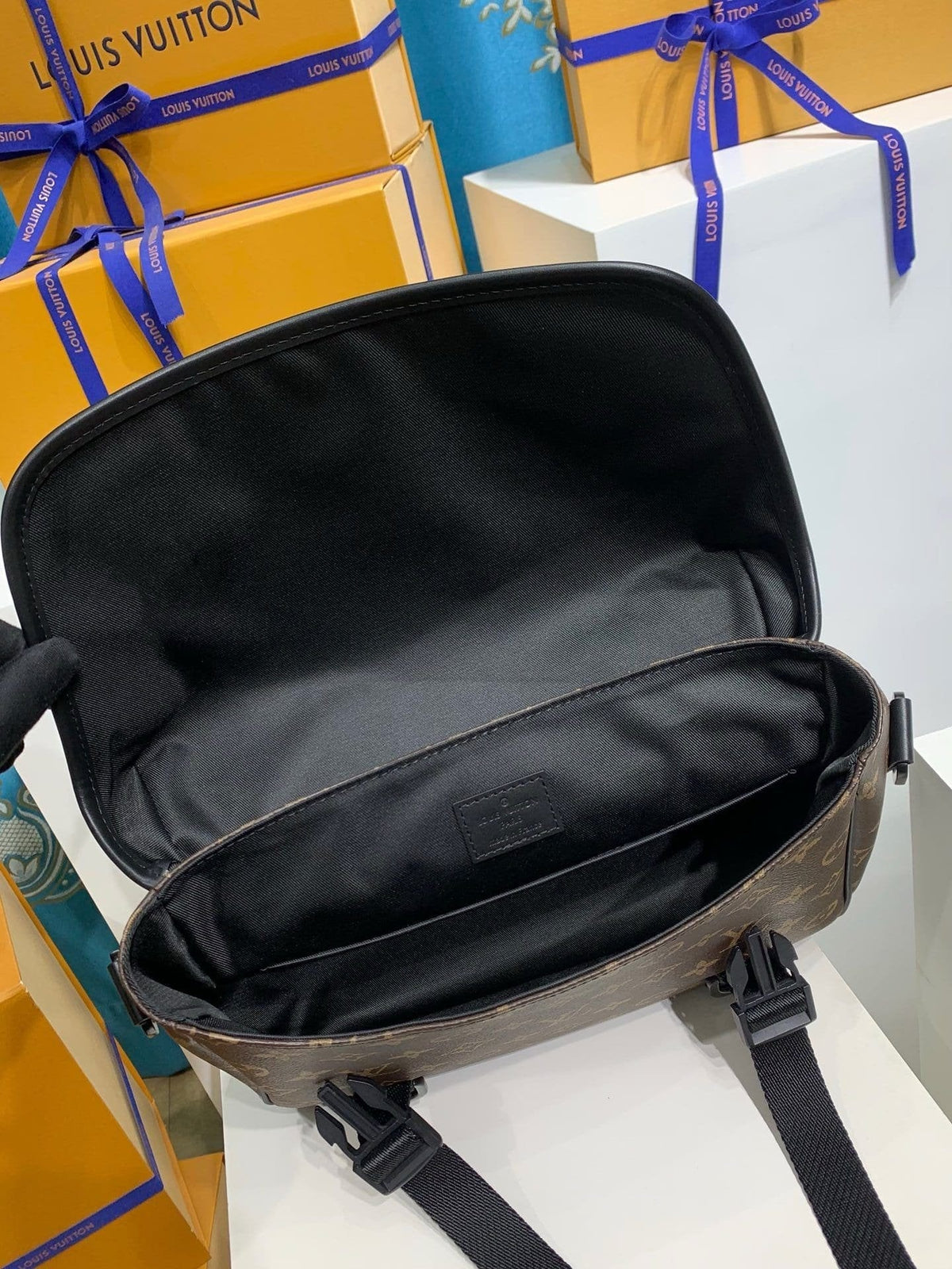 Louis Vuitton M46972 LV Trail Messenger