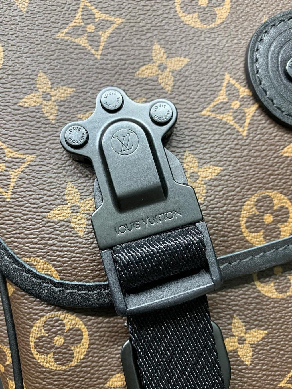 Louis Vuitton M46972 LV Trail Messenger