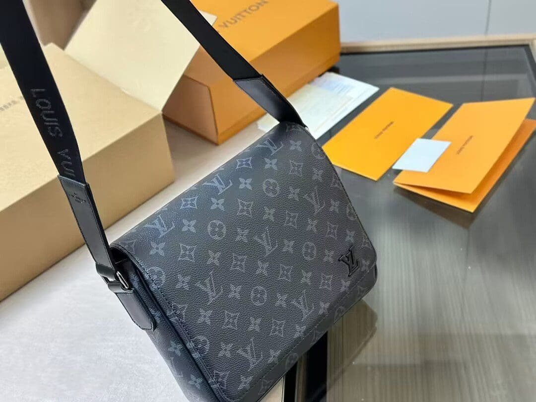 Louis Vuitton DISTRICT Small Messenger Bag M46255
