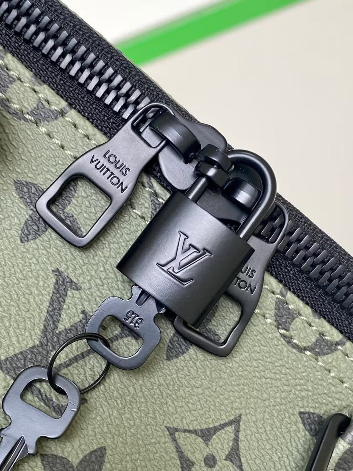 Louis Vuitton M23963 Keepall Bandoulière 55