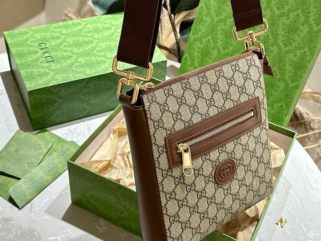 GUCCI SUPREME MESSENGER BAG