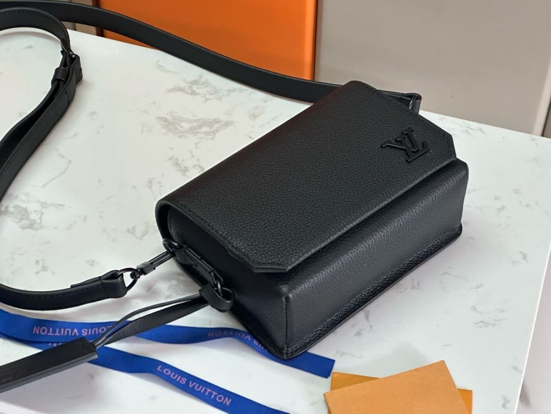 Louis Vuitton M82085 Fastline Wearable Wallet
