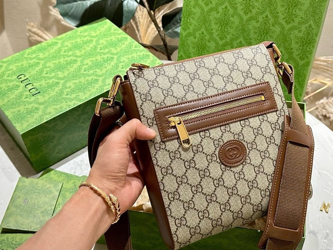 GUCCI SUPREME MESSENGER BAG